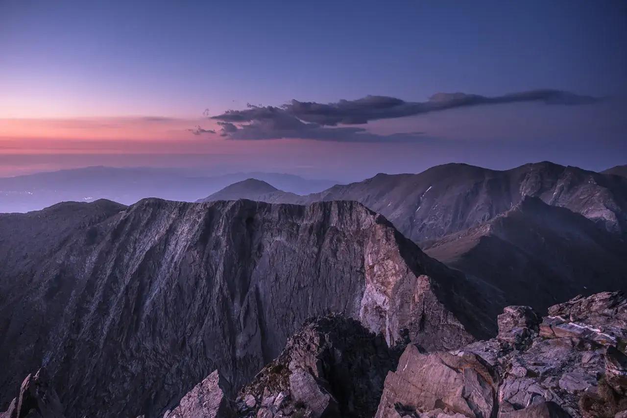 Vue spectaculaire des crêtes rocheuses au lever du soleil, parfaite pour une randonnée d'une journée au pic du Canigou.
