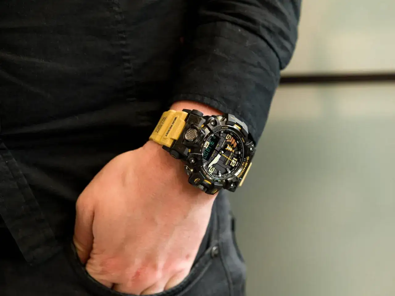 Męski zegarek G-SHOCK GWG 2000 z ż&oacute;łtym paskiem i czarną tarczą, gotowy na każde wyzwanie.