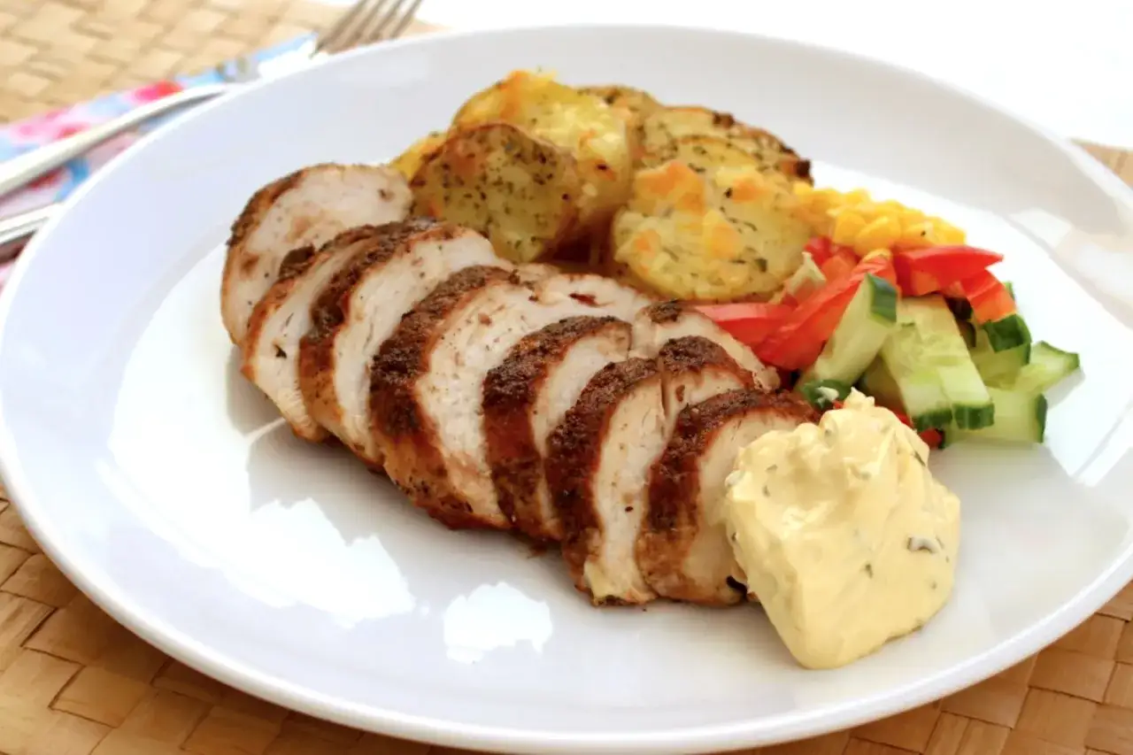 Skivad kallskuren kyckling med rostade potatisskivor, majs, paprika, gurka och en klick majonnäs.