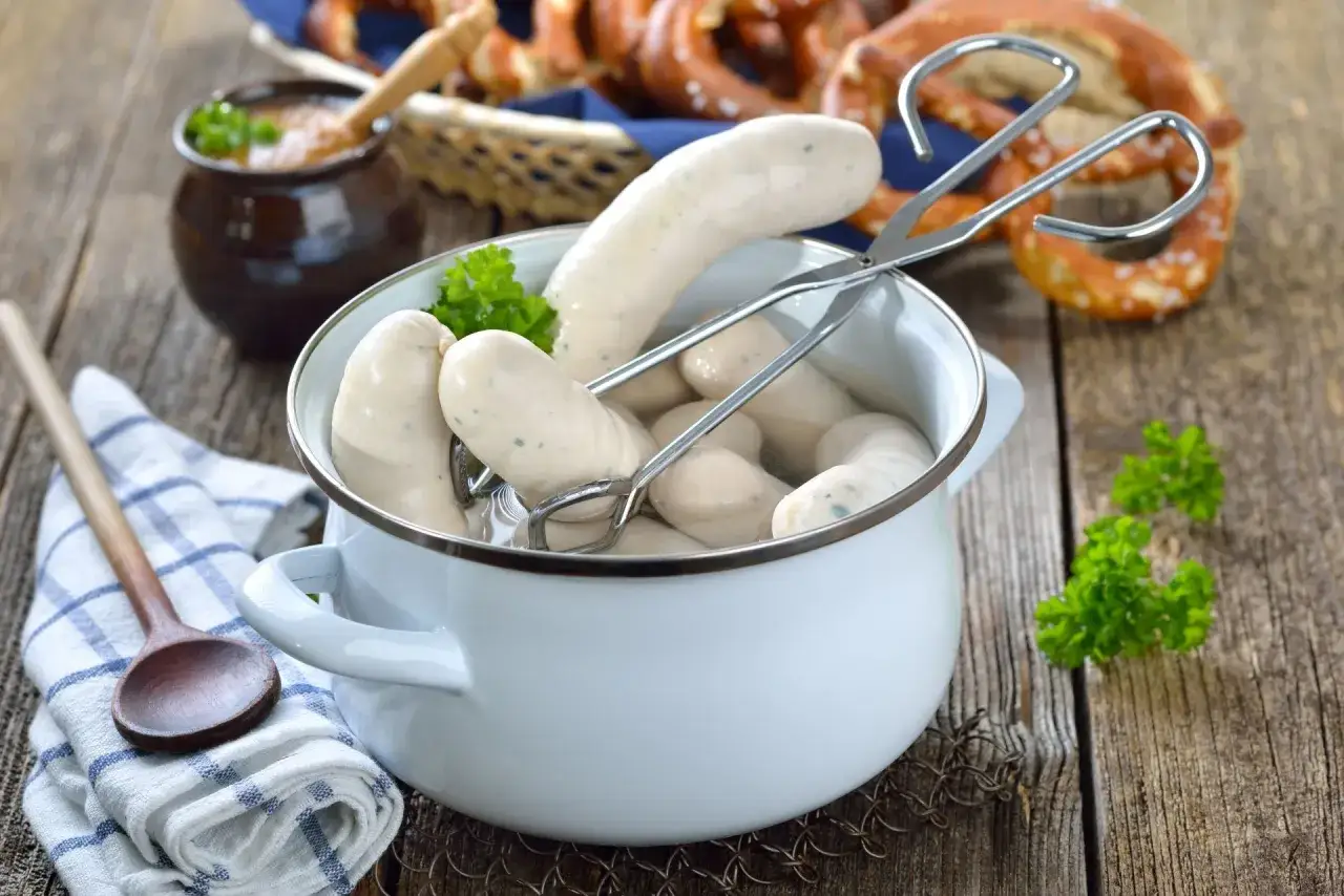 Biała kiełbasa w garnku, gotowa do podania. Dowiedz się, ile gotować białą kiełbasę, by była idealna.