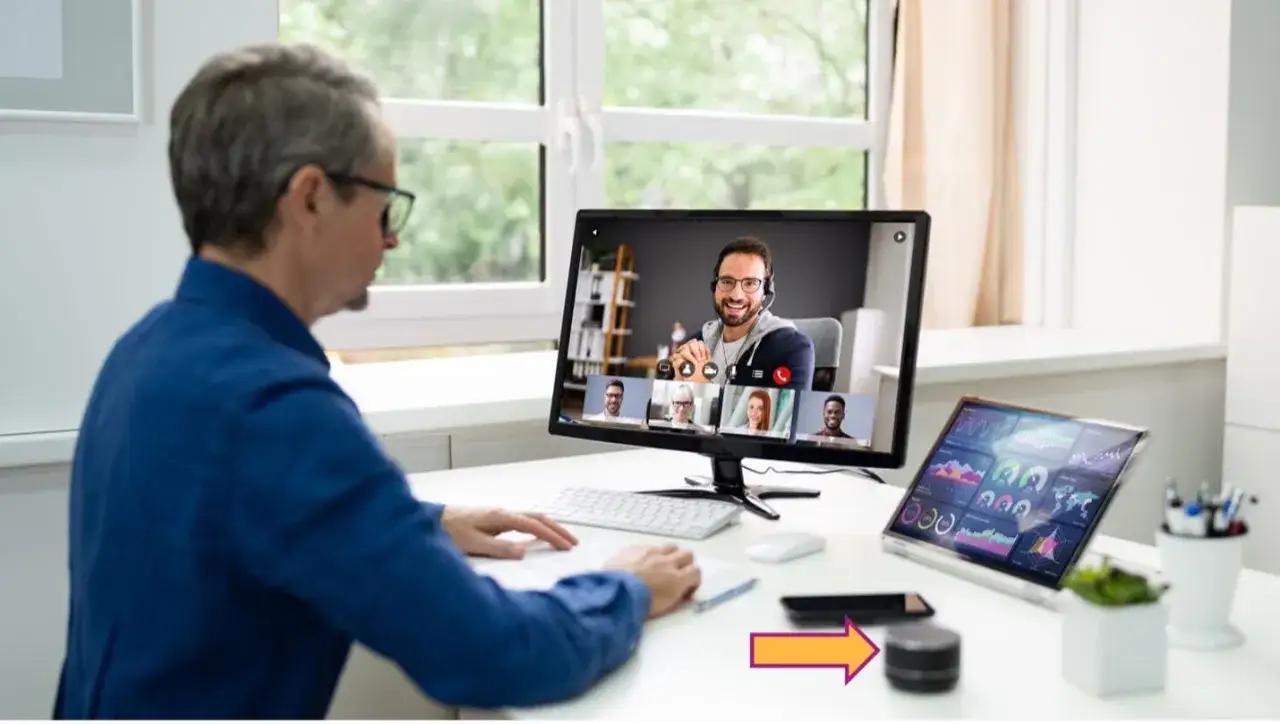 Uomo in videoconferenza, un esempio di come fare un webinar. Sullo schermo, un relatore e partecipanti.