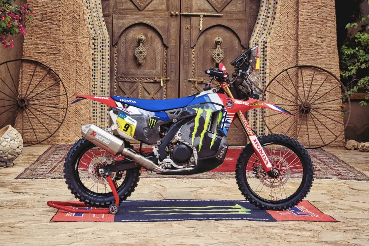 Gotowy do rajdu Honda CRF 450 Rally z potężnym silnikiem i agresywnym designem, gotowy na podbój pustyni.