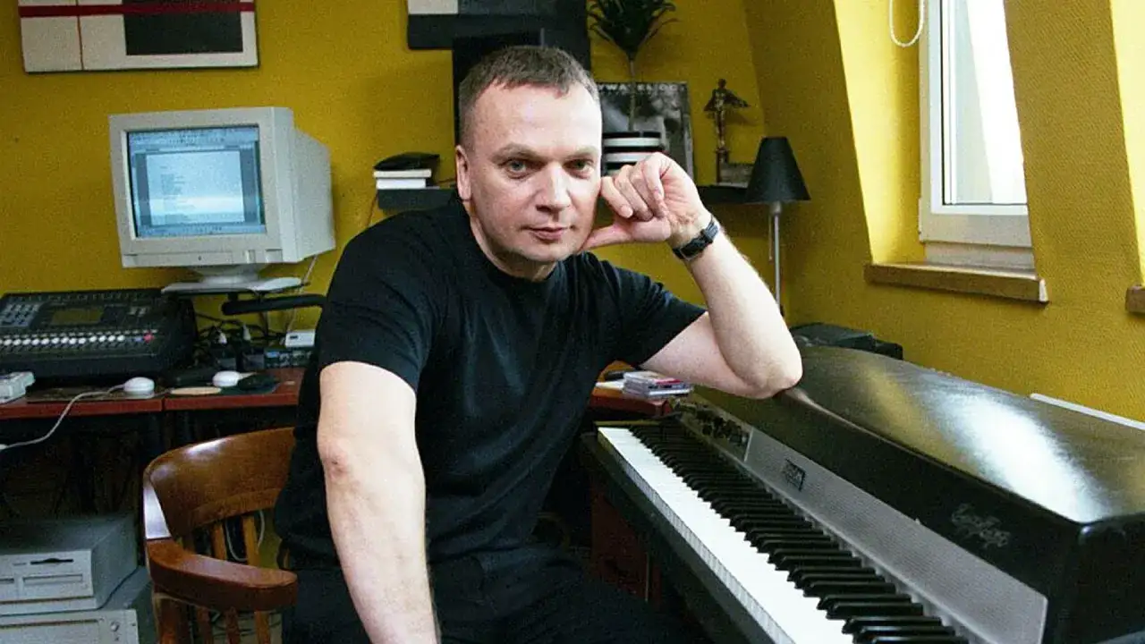 Grzegorz Ciechowski w studiu, przy fortepianie. Może właśnie tworzy kolejny hit, jak 