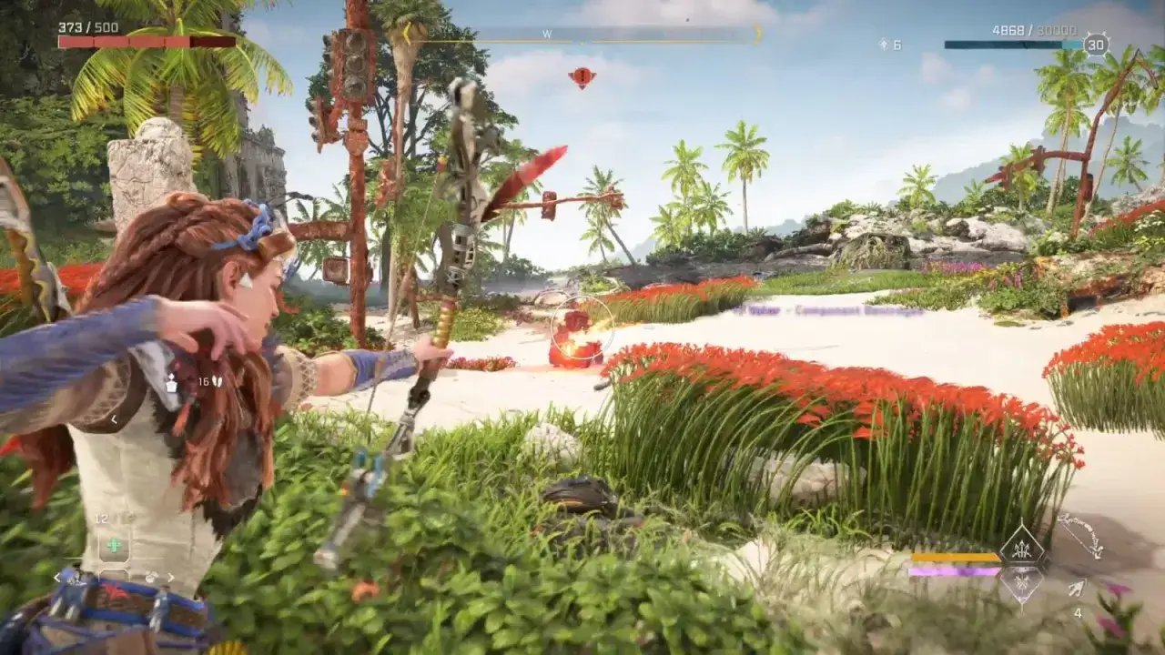 Aloy strzela z łuku na tropikalnej plaży w Horizon Forbidden West: Burning Shores. W tle widać płonącego robota.