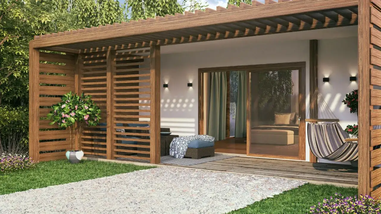 Drewniana pergola z hamakiem i roślinnością. Zastanawiasz się, czym zabezpieczyć drewno, by służyło latami?