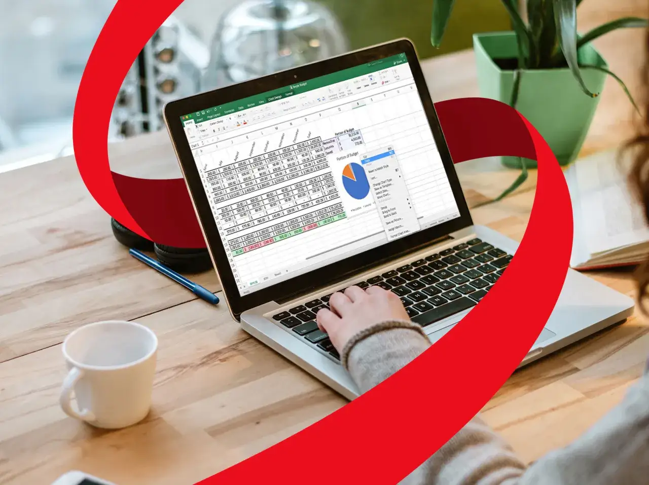 Osoba pracuje na laptopie z arkuszem kalkulacyjnym Excel, analizując dane finansowe i wykres kołowy.