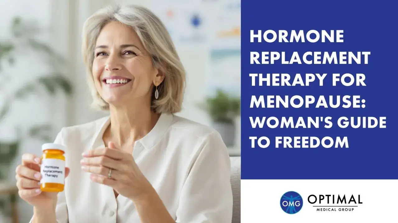 Uśmiechnięta kobieta trzymająca lek. Czy HTZ to rozwiązanie dla Ciebie? Przewodnik po terapii hormonalnej dla kobiet w okresie menopauzy.