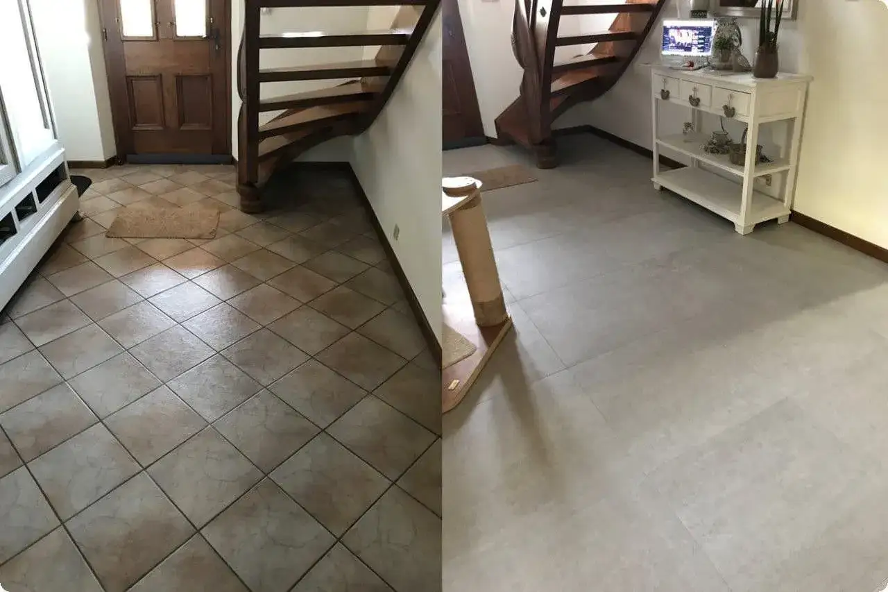 Avant/après : comment décaper un carrelage ancien pour un look moderne. L'escalier en bois et la porte d'entrée sont inchangés.