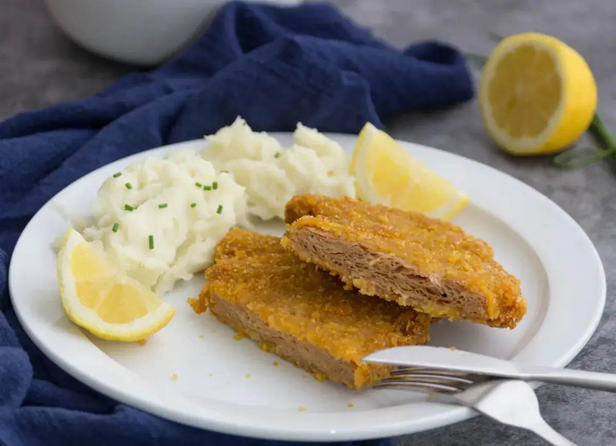 Kotlety sojowe jak zrobic? Pyszne, panierowane kotlety sojowe z puree ziemniaczanym i cytryną.