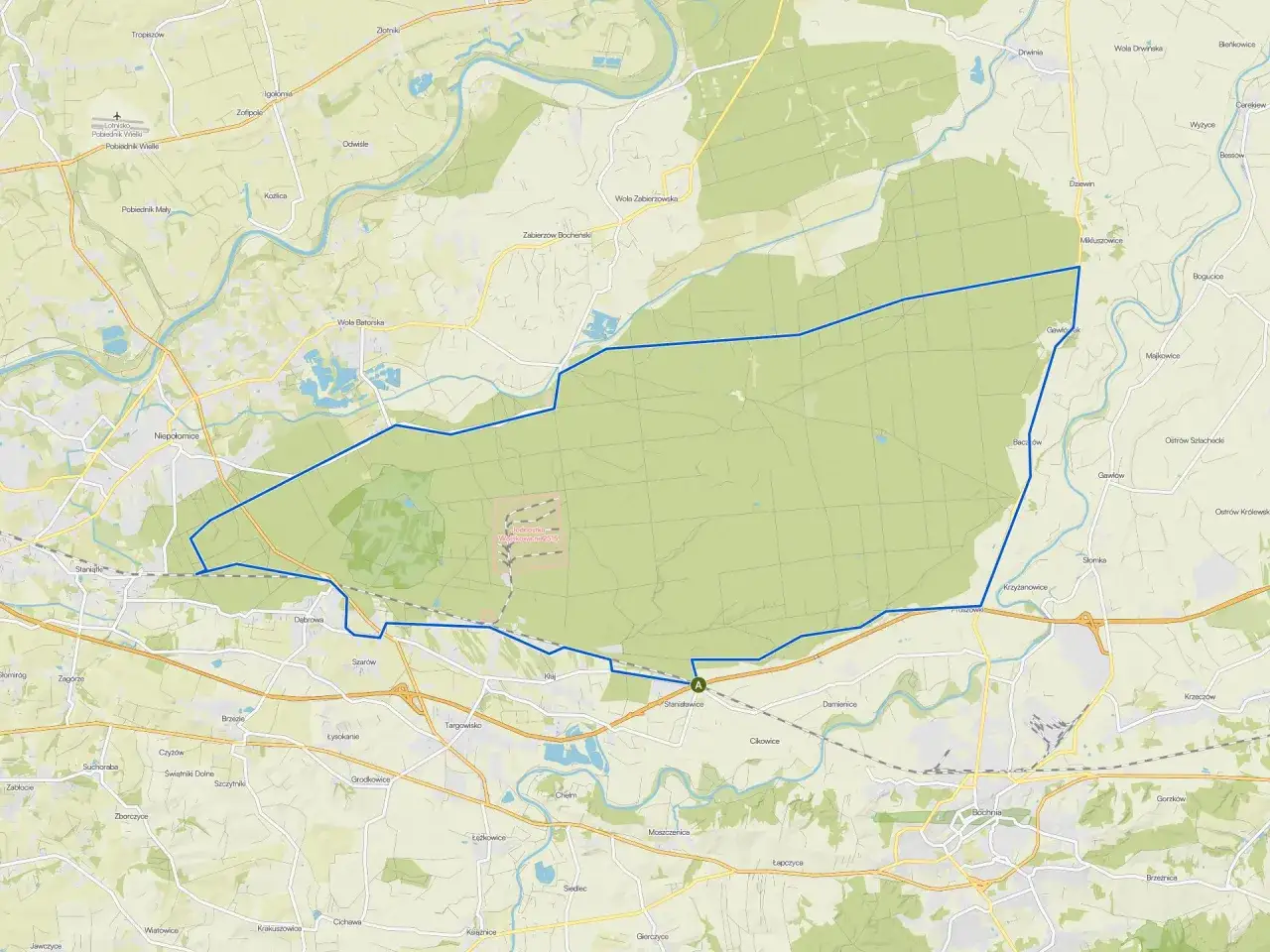 Mapa okolic Niepołomic z zaznaczonymi drogami, rzekami i miejscowościami. Widać tu niepołomickie atrakcje, takie jak las i tereny zielone.
