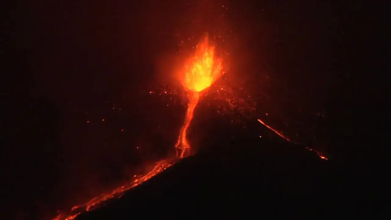 Płonąca lawa spływa po zboczu wulkanu, tworząc spektakularny widok. Wulkany na świecie potrafią być groźne i piękne.