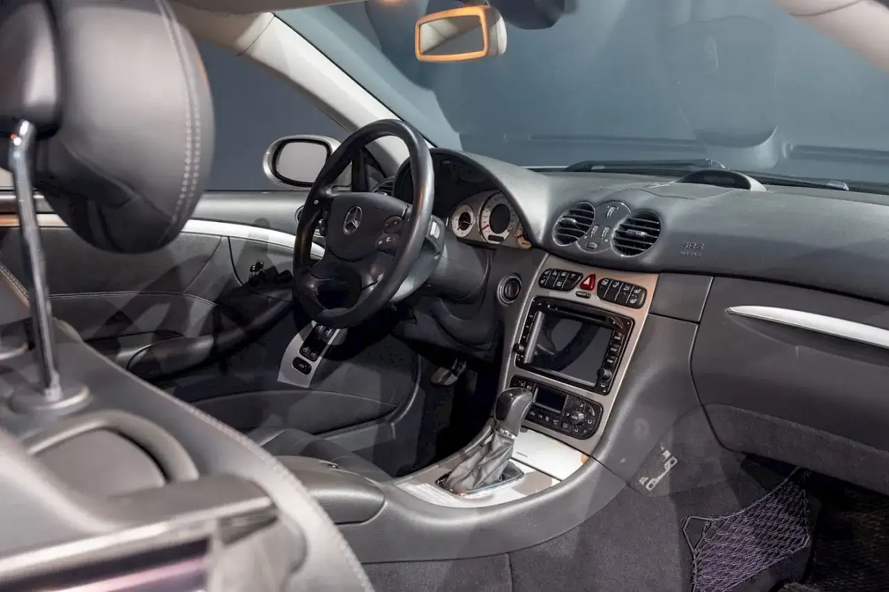 Wnętrze Mercedesa CLK W209. Kierownica, deska rozdzielcza z ekranem, dźwignia zmiany bieg&oacute;w. Dane techniczne tego modelu są imponujące.