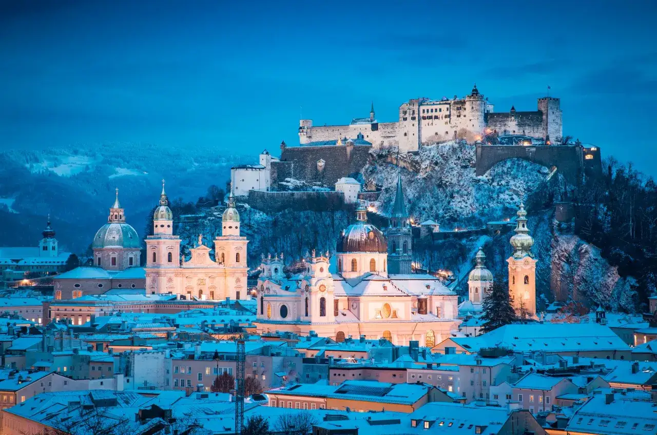 Salzburg zimą, z ośnieżonymi dachami i zamkiem na wzg&oacute;rzu, wygląda jak z bajki. To jedno z najpiękniejszych jarmark&oacute;w bożonarodzeniowych w Europie.