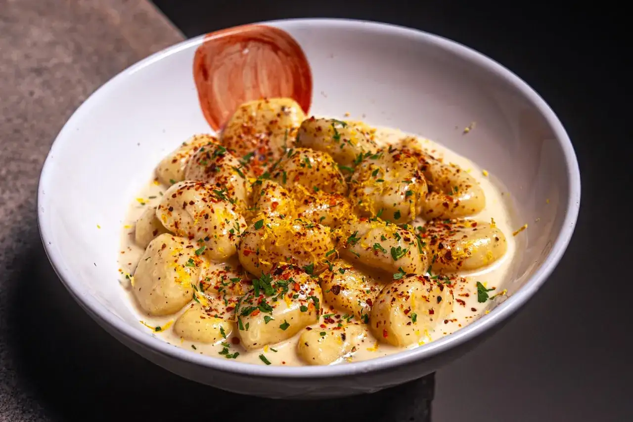 K&ouml;stliche Gnocchi in cremiger Sauce, garniert mit Zitronenschale und Chili. Ein einfaches Gericht, das zu den besten Gnocchi Rezepten z&auml;hlt.