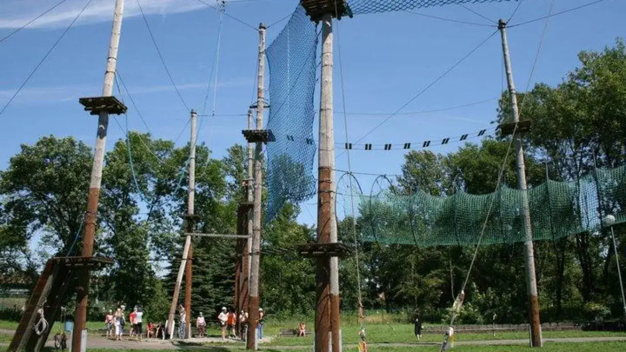 Śląski park linowy oferuje mnóstwo atrakcji na wysokości. Drewniane słupy i sieci tworzą tor przeszkód dla odważnych.