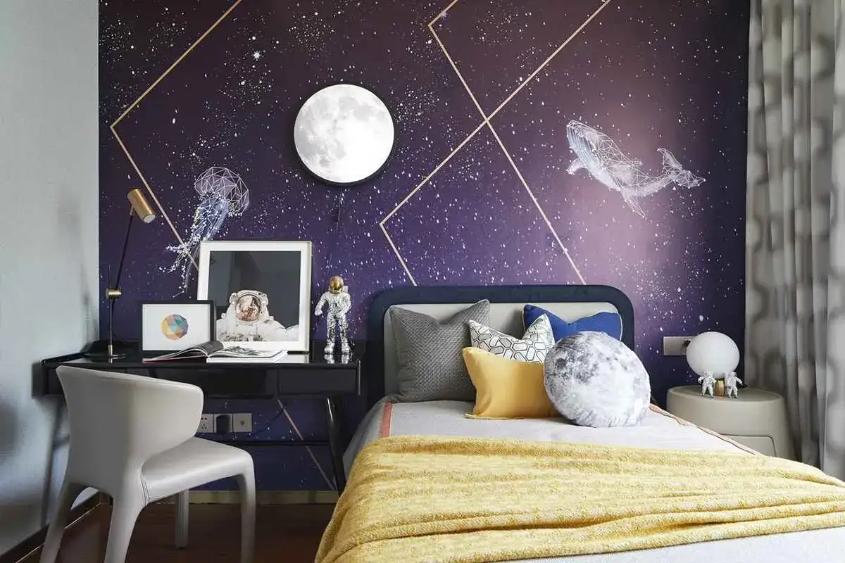 Ein Kinderzimmer mit einem faszinierenden **Galaxy Muster** an der Wand. Ein Mondlicht, Astronautenfiguren und ein Wal im Weltraum-Design.