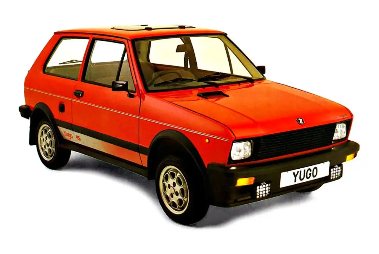 Czerwony Yugo 45, klasyczna marka samochodu na u, z czarnymi dodatkami i felgami.