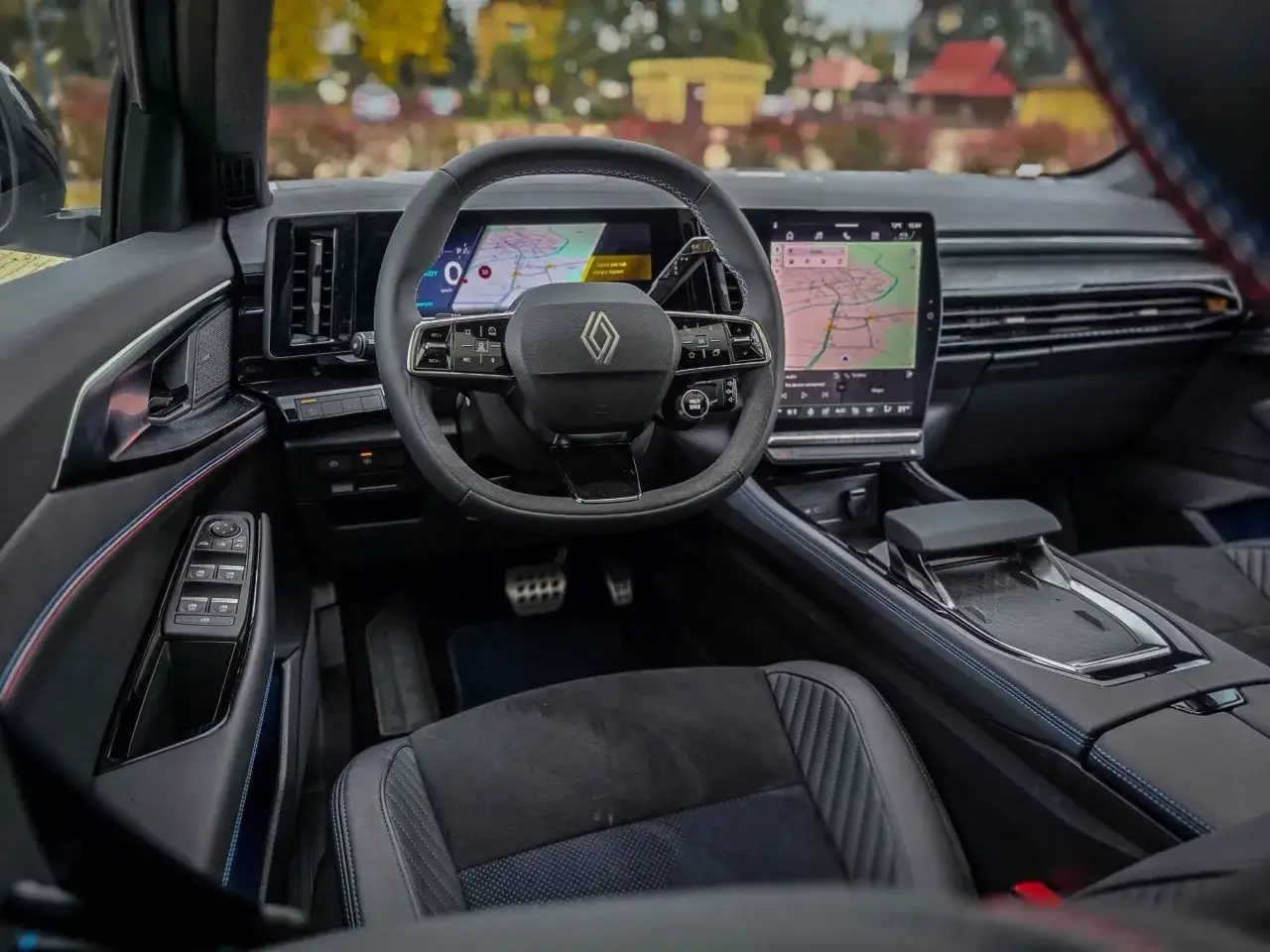 Wnętrze Renault Rafale z nowoczesnym kokpitem i dwoma ekranami.