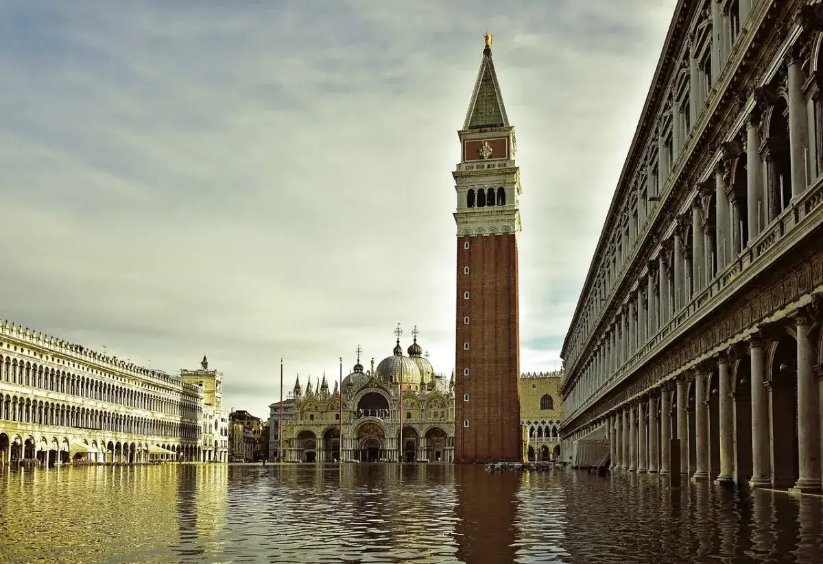 La salita al campanile di San Marco è un'esperienza unica, con l'acqua che riflette la maestosa architettura di Piazza San Marco.