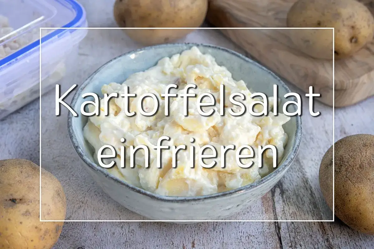 Schmackhafter Kartoffelsalat in einer Sch&uuml;ssel, daneben rohe Kartoffeln. Die Frage: kann man Kartoffelsalat einfrieren?