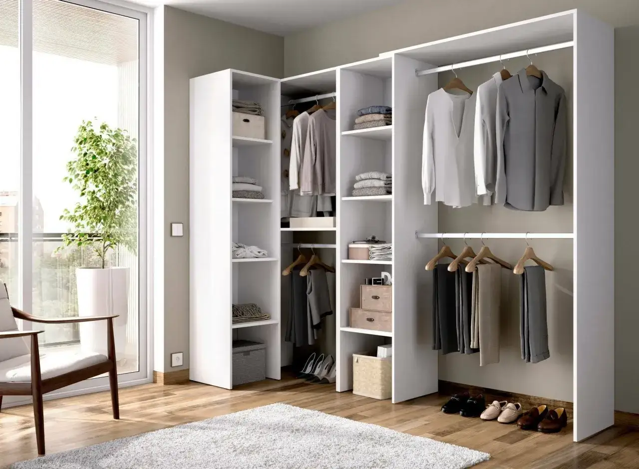 Soluzione elegante per come organizzare una cabina armadio angolare: ripiani, cassetti e barre appendiabiti per un ordine impeccabile.