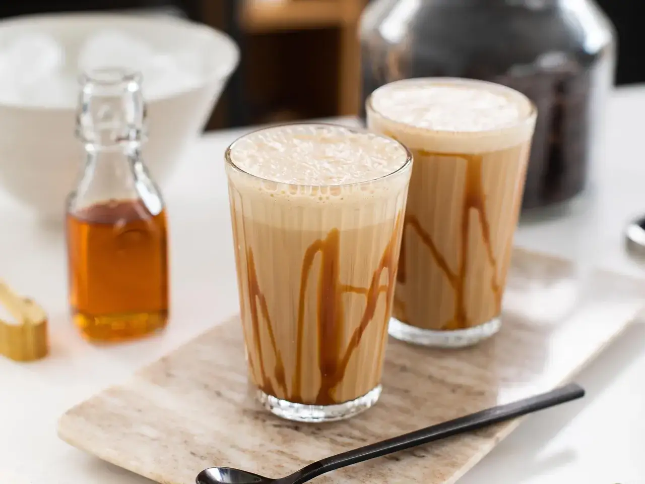 Tv&aring; glas med karamellfrapp&eacute;, redo att avnjutas. Ett enkelt frappe recept f&ouml;r en varm sommardag.