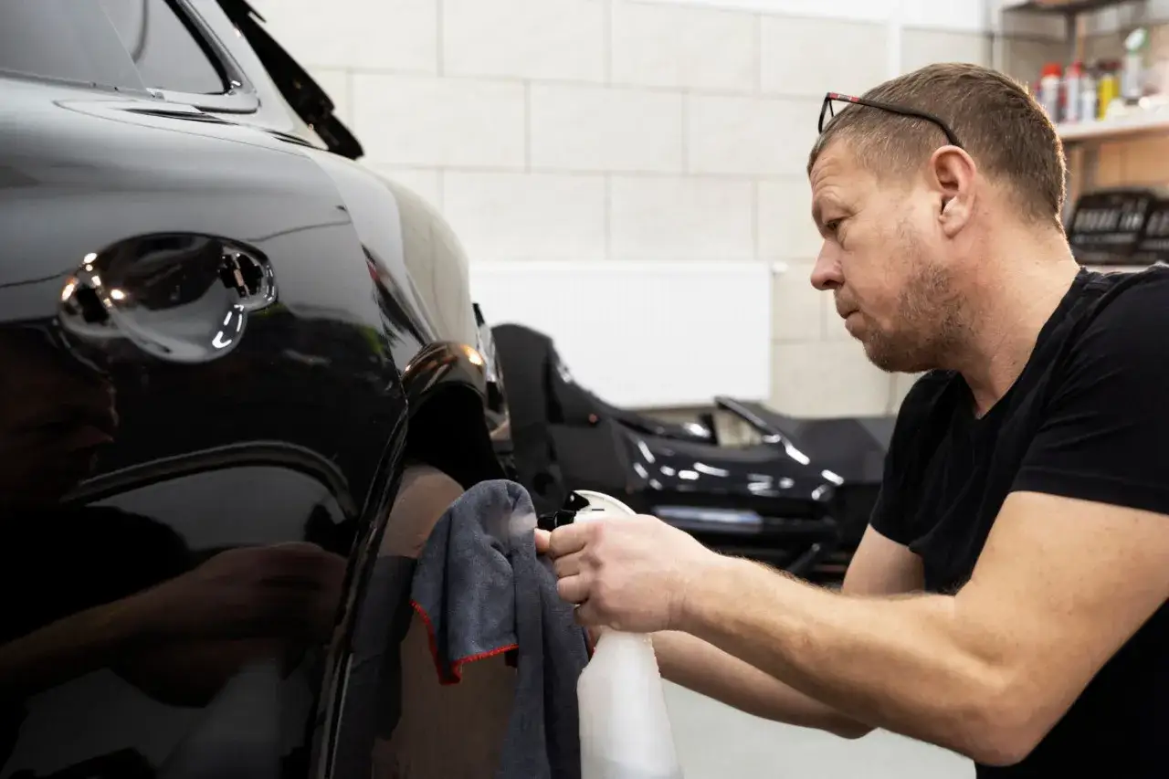 Zdjęcie Czy woskowanie auta jest dobre? Odkryj korzyści i zalety!