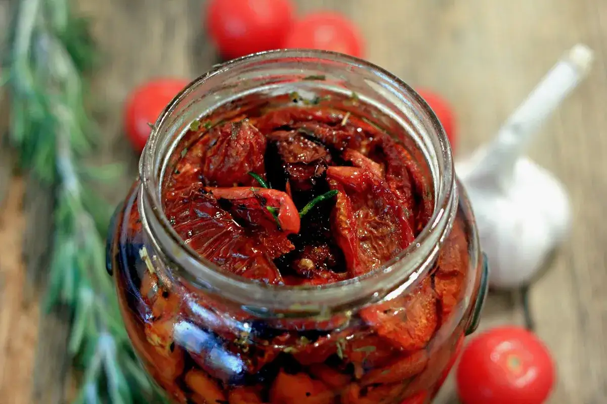 Pomodori secchi sott'olio, la ricetta della nonna per conservare il sole. Un barattolo pieno di sapore, con aglio e rosmarino.