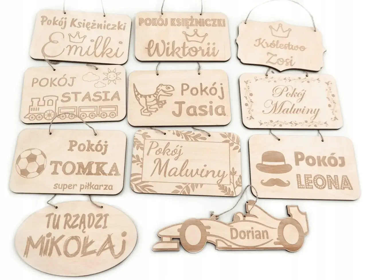 Drewniane tabliczki z imionami dzieci: Emilki, Wiktorii, Zosi, Stasi, Jasia, Malwiny, Tomka, Leona, Mikołaja i Doriana.