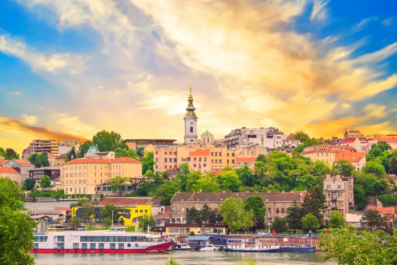 Widok na Belgrad z rzeką i statkami. Warto zobaczyć w Serbii to miasto pełne historii i pięknych krajobrazów.