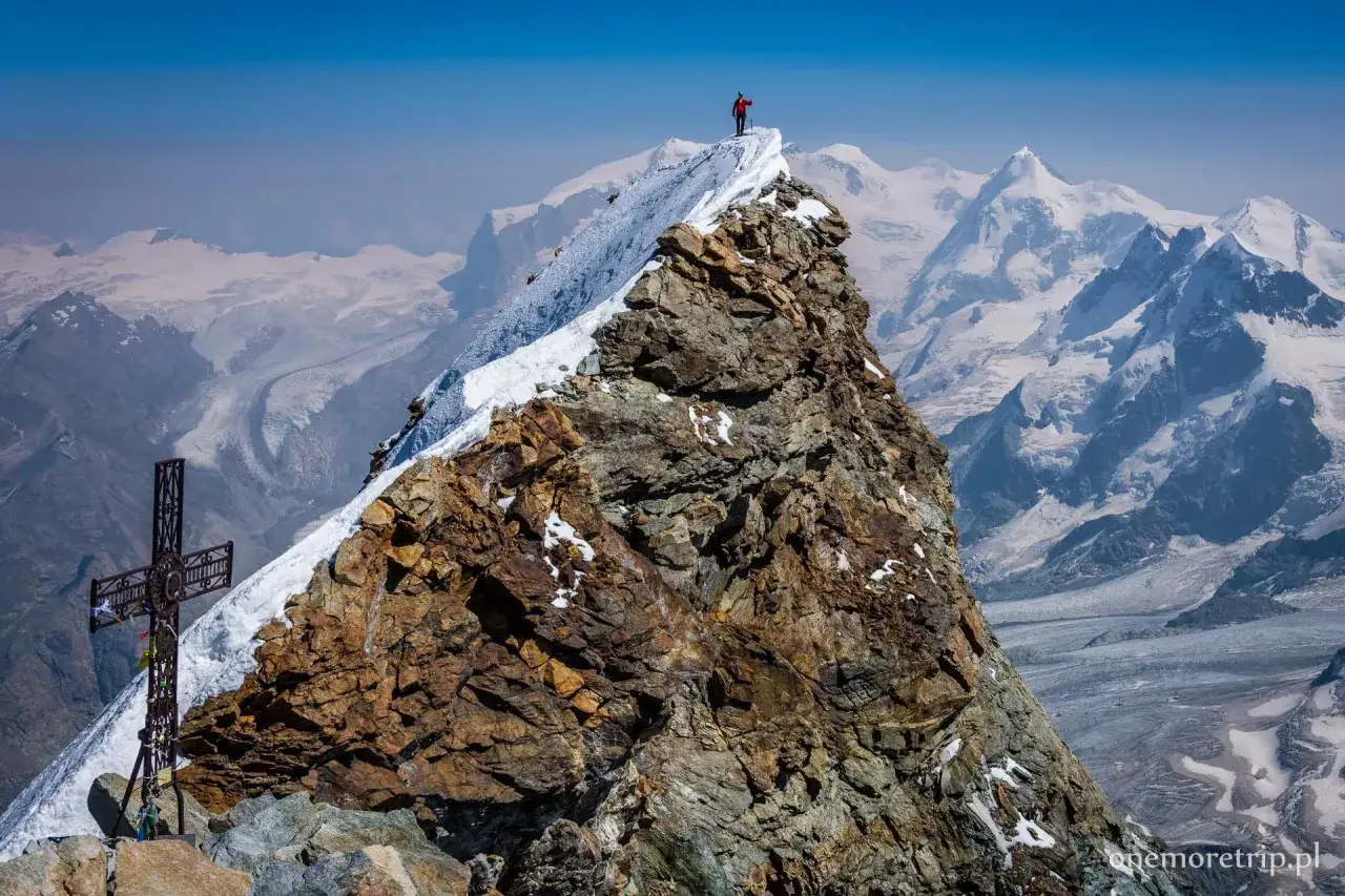 Szczyt Matterhornu zdobyty! Widok zapiera dech w piersiach, a krzyż na wierzchołku symbolizuje trudne wejście na Matterhorn.