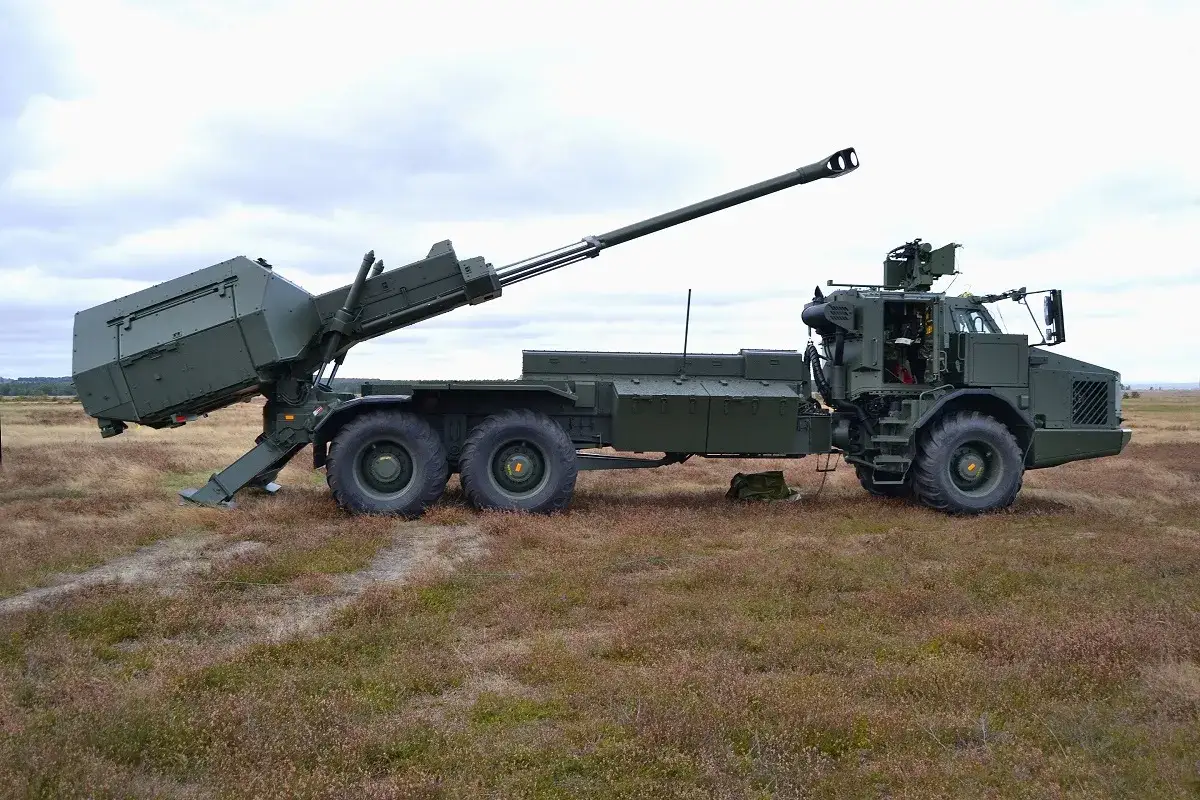 Eine Panzerhaubitze 3000 steht auf einem Feld. Das Geschütz ist erhoben, bereit zum Einsatz.