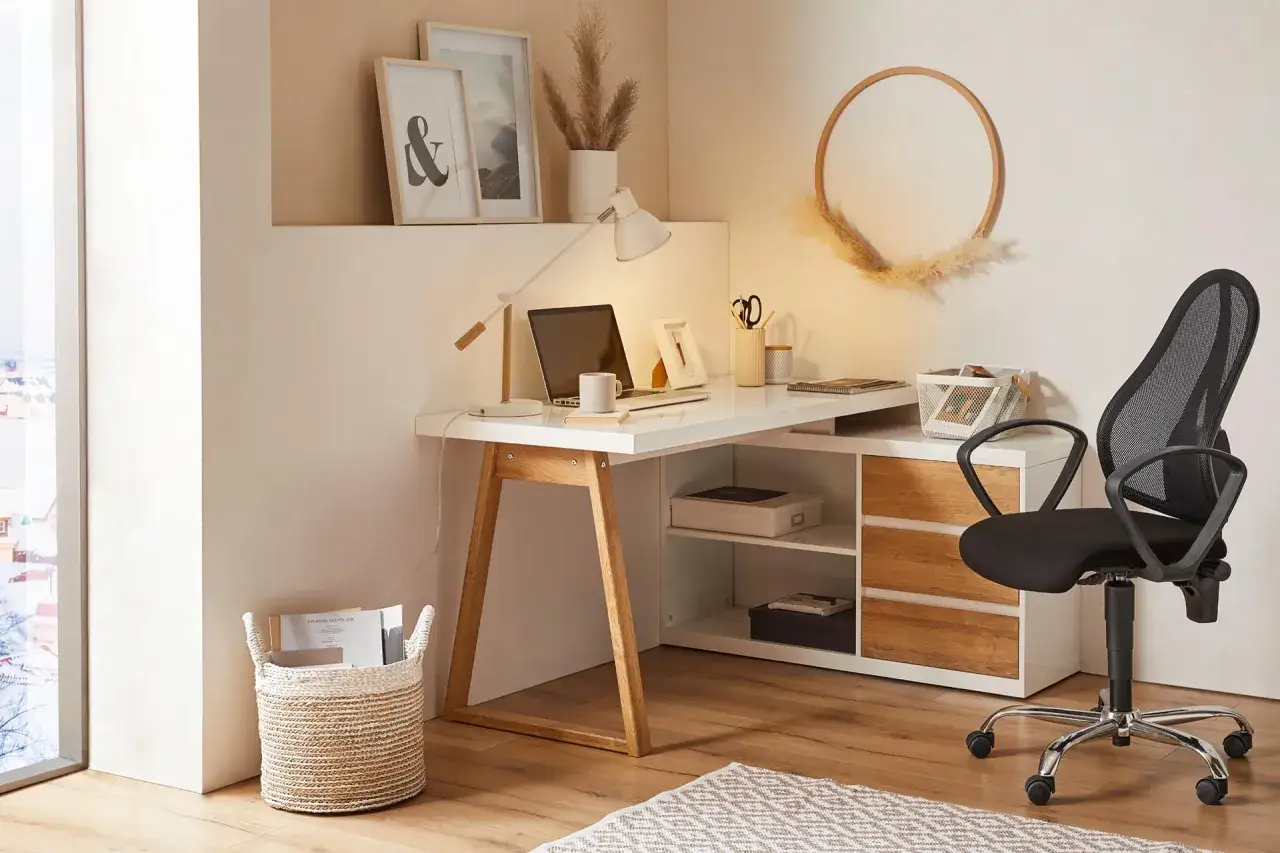 En ljus och inspirerande arbetsplats kontor med en vit skrivbord, laptop, lampa och en bekv&auml;m kontorsstol. Perfekt f&ouml;r hemmakontoret.
