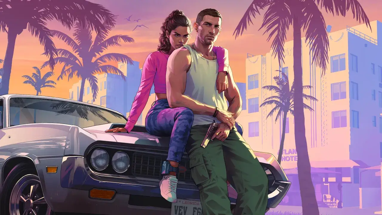 Pareja posando en un coche cl&aacute;sico, palmeras y edificios estilo Art D&eacute;co al atardecer. La espera por la gta 6 release date se hace larga.