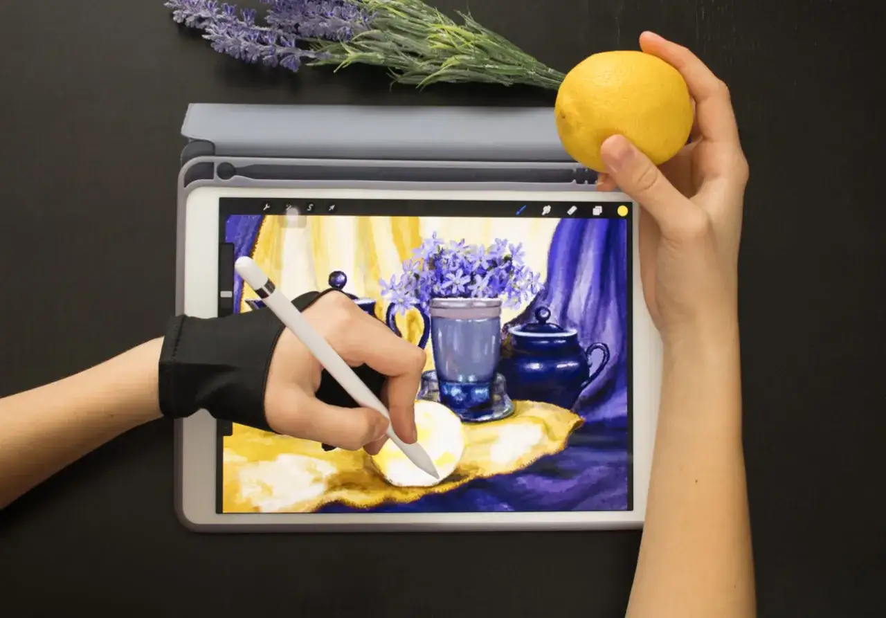 Ręka z rysikiem tworzy cyfrowy obraz martwej natury na iPadzie.