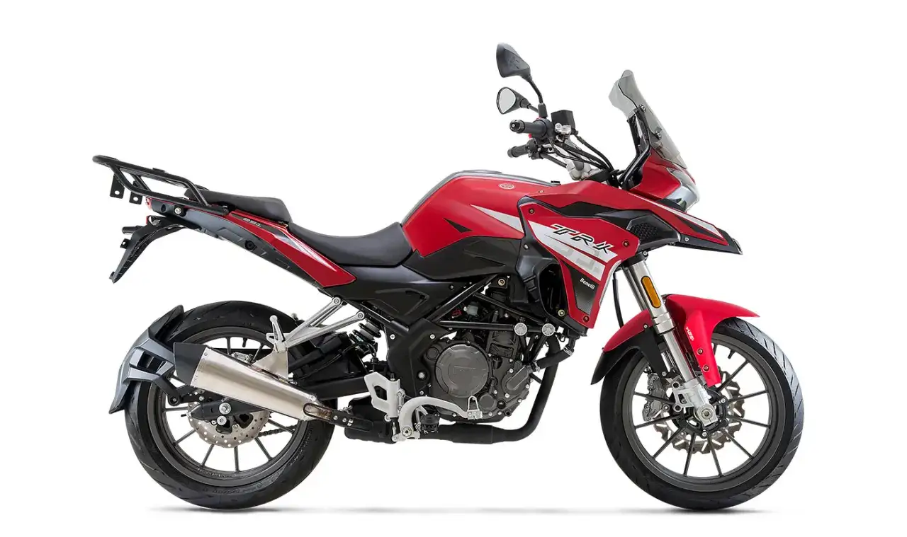 Czerwony motocykl Benelli TRK 251, gotowy na przygodę. Sprawdź benelli trk 251 dane techniczne i ruszaj w drogę!