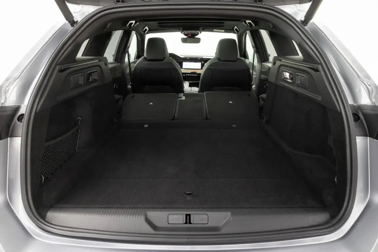 Bagageutrymmet i en Peugeot e-2008, med nedfällda baksäten för maximalt lastutrymme.