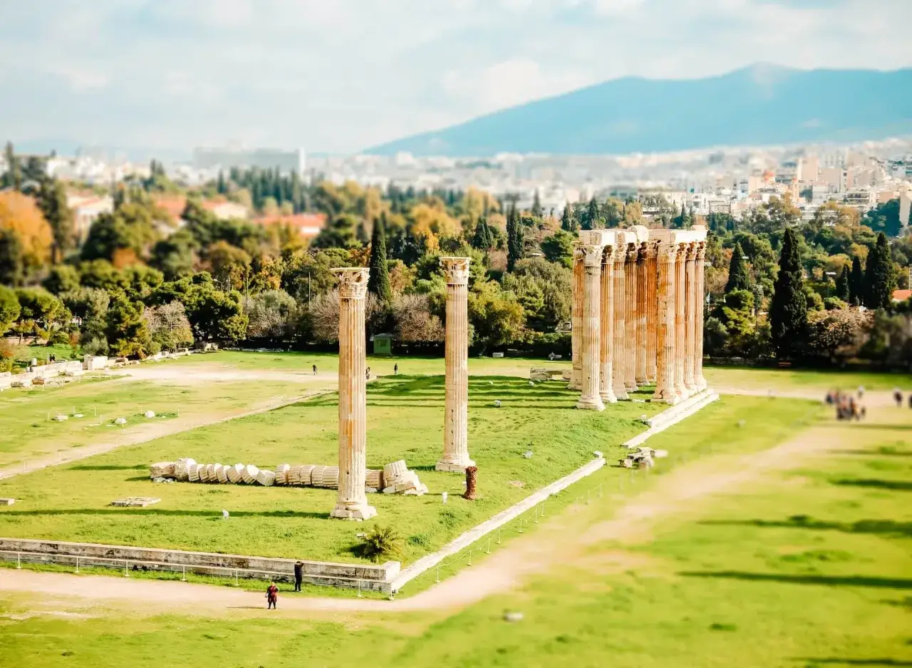 S&auml;ulen des Tempels des Olympischen Zeus in Athen. Die monumentale Architektur erinnert an die Bedeutung des Zeus in der griechischen Mythologie.