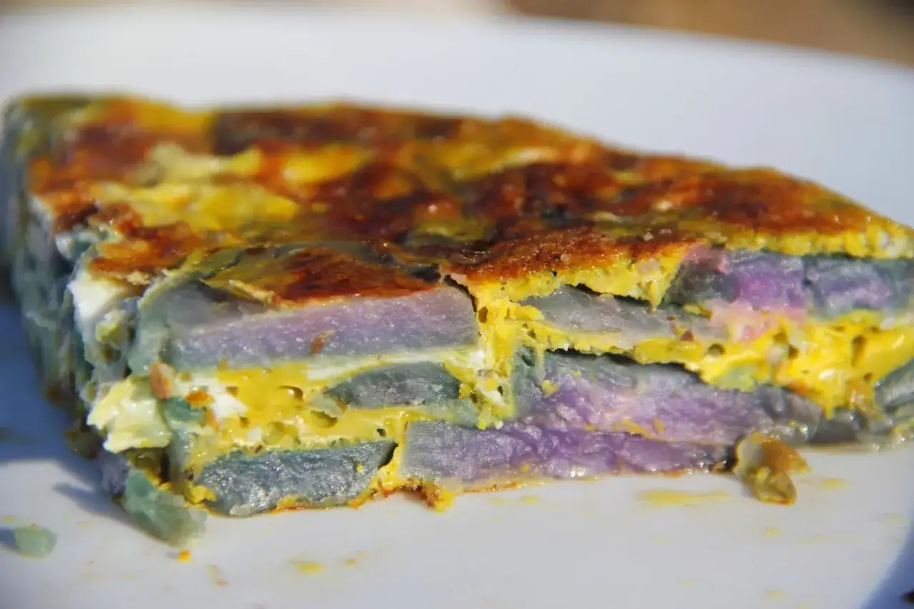 Schichtkuchen mit violetten Kartoffeln und Ei. Ein ungew&ouml;hnliches Gericht, das zeigt, wie vielf&auml;ltig blaues Essen Rezepte sein k&ouml;nnen.