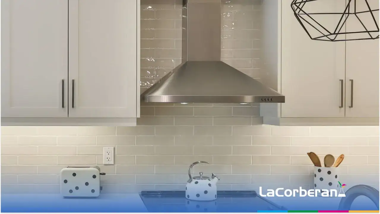 Cocina moderna con campana extractora de acero inoxidable. Consejos para limpiar campana extractora por fuera y mantenerla reluciente.