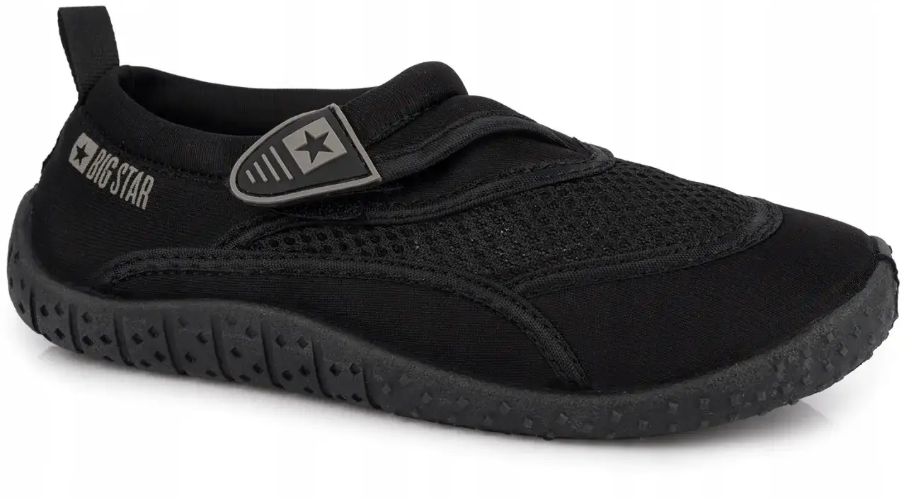 Czarne buty do pływania Big Star z siateczkową cholewką i antypoślizgową podeszwą. Idealne na plażę i basen.