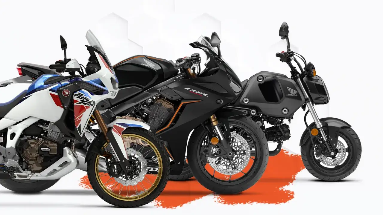 Tres motocicletas Honda: una Africa Twin, una CBR negra y una pequeña Grom. La Honda GB 750 es un modelo icónico.