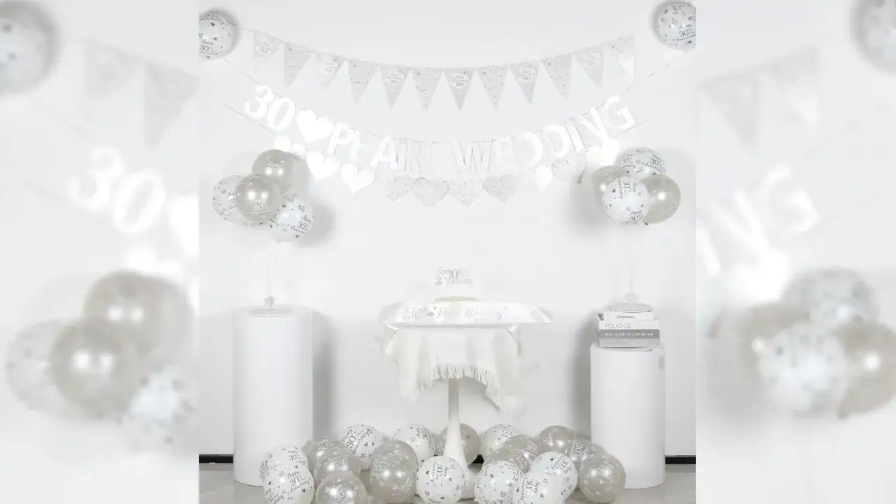 Decoraci&oacute;n plateada para 30 a&ntilde;os de casados: globos, guirnaldas y pastel. &iexcl;Una celebraci&oacute;n especial!