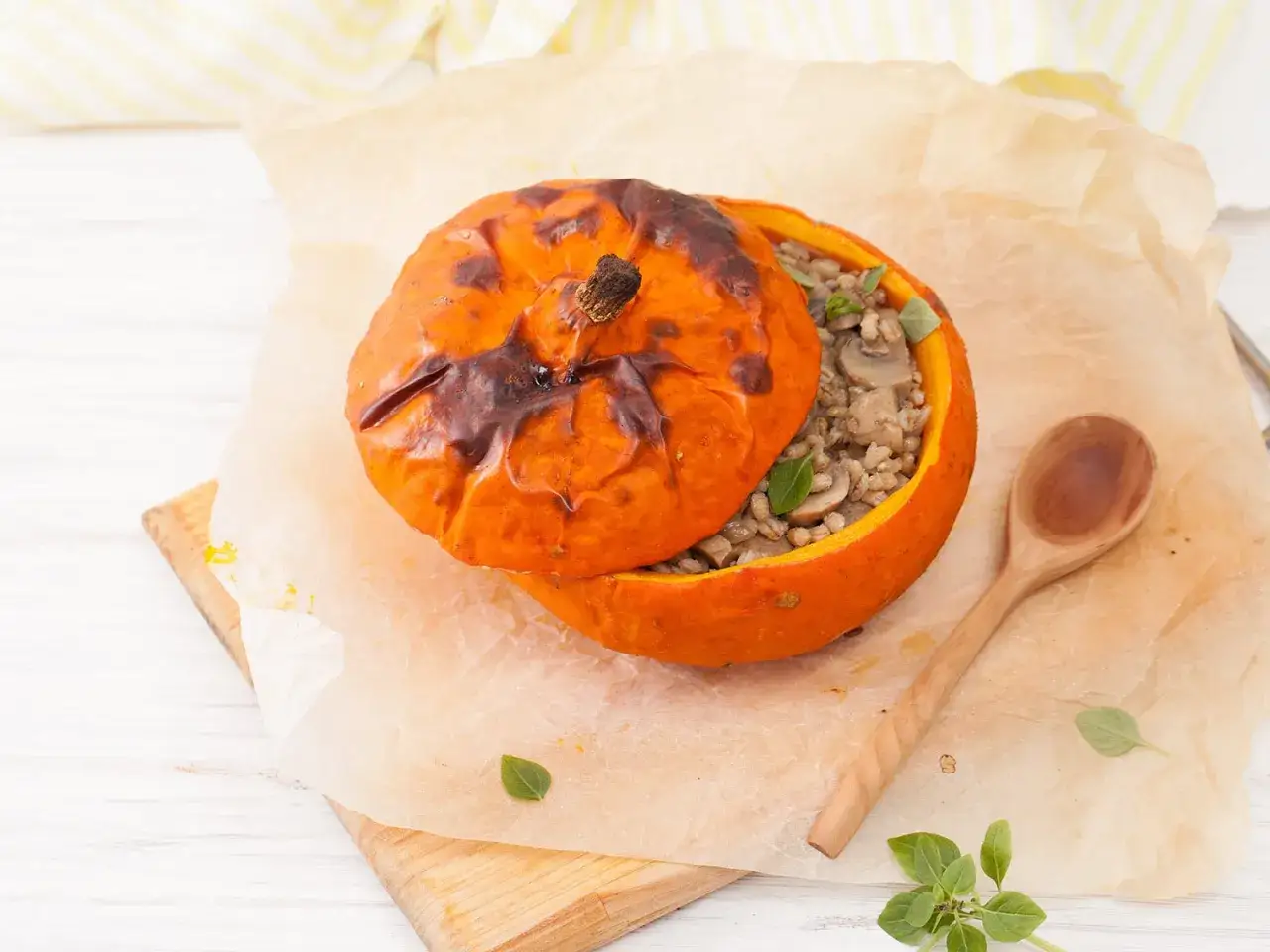 Courge patidou farcie de grains et de champignons, prête à être dégustée.