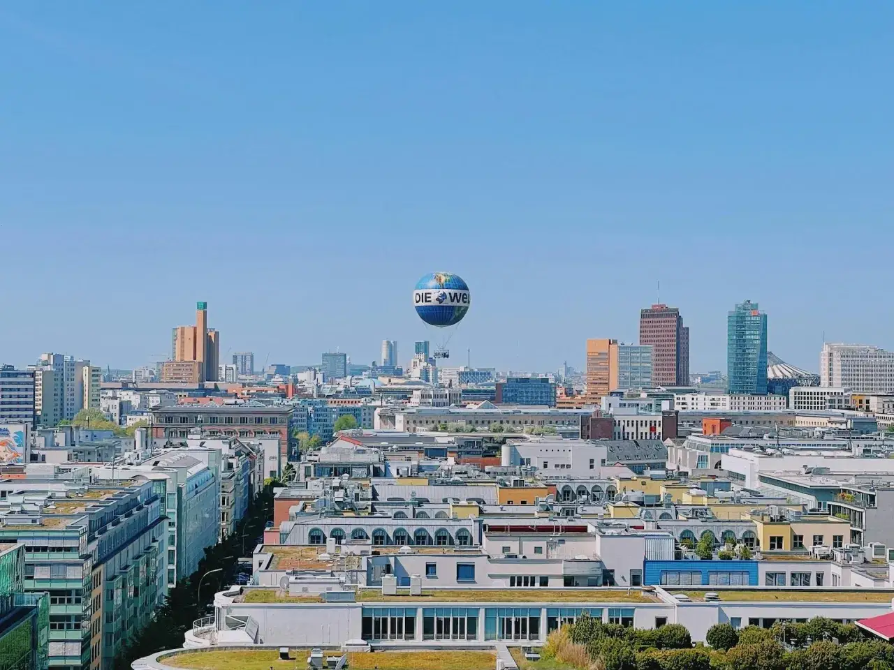 Ein gro&szlig;er Weltballon mit der Aufschrift 