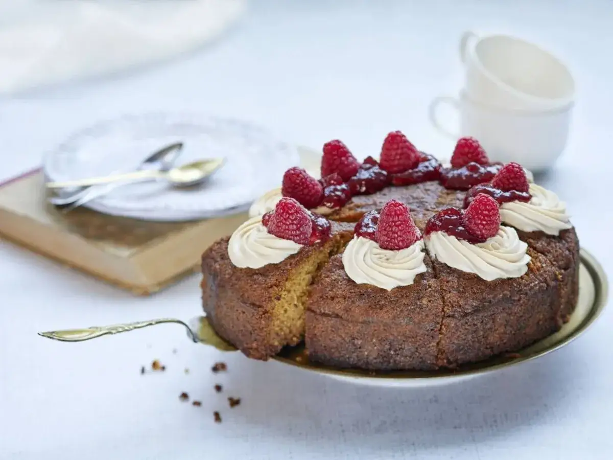En vacker runebergst&aring;rta recept med gr&auml;dde och hallon. Perfekt f&ouml;r fika.