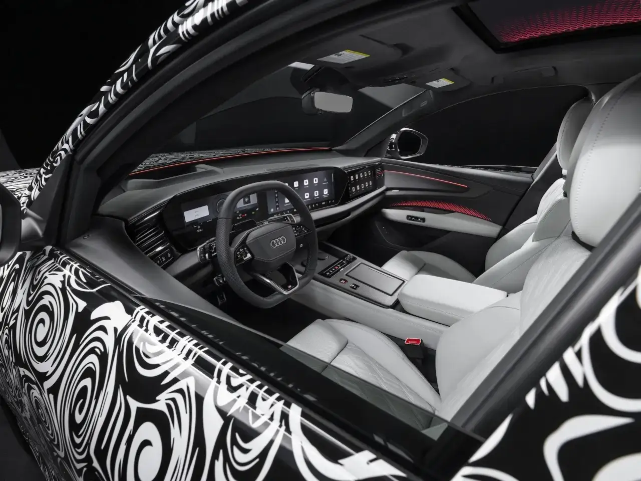 Wnętrze Audi Q9 z białymi skórzanymi fotelami i nowoczesnym panelem. Czekamy na audi q9 cena.