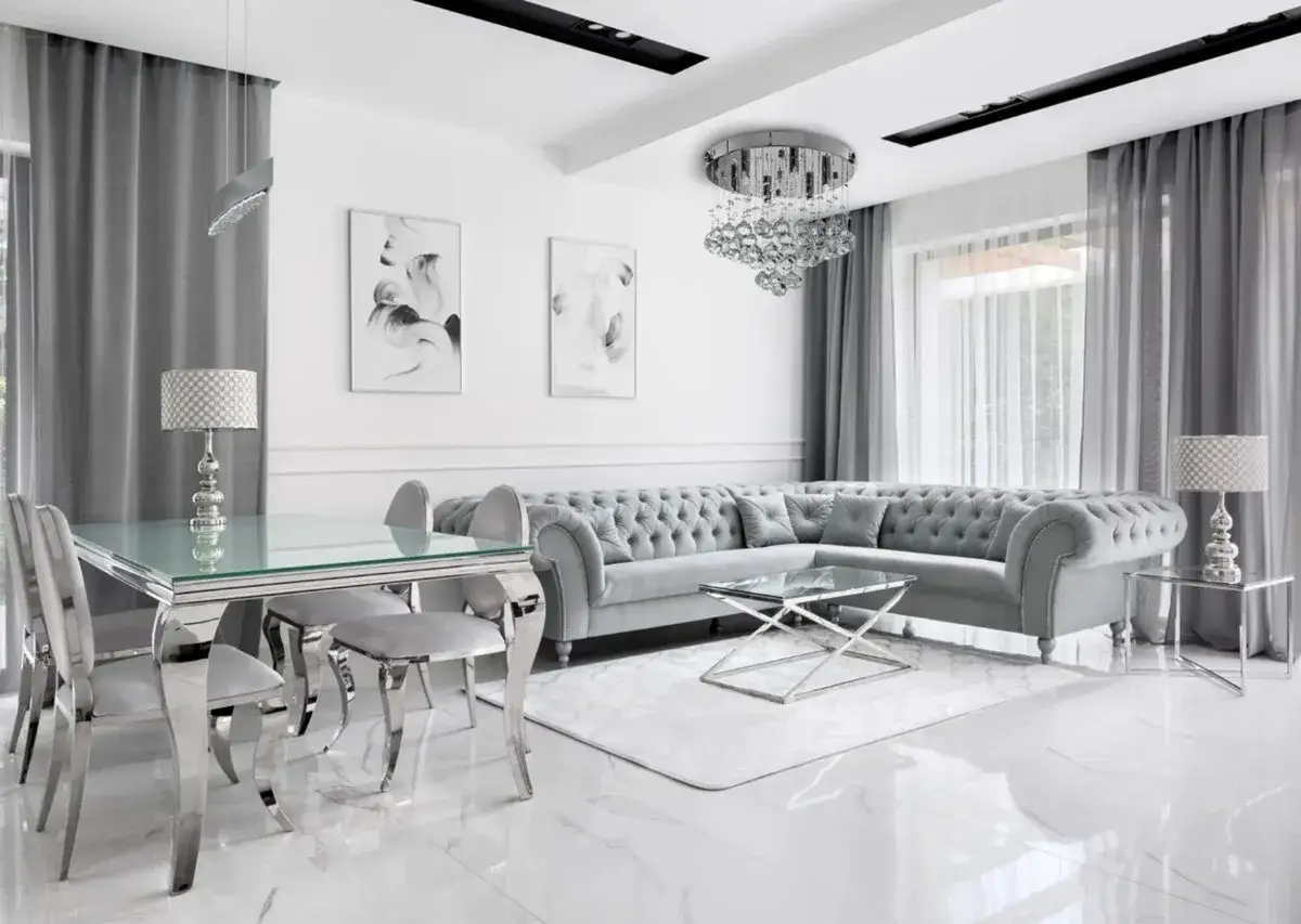 Elegancki salon z szarą sofą i stołem, ozdobiony plafonami z kryształkami, kt&oacute;re dodają blasku.