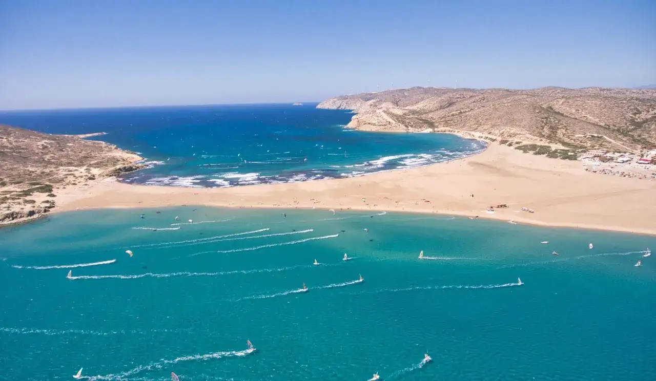Rodos: jakie morze? Turkusowe wody Morza Egejskiego, plaża Prasonisi, kitesurferzy i windsurferzy.