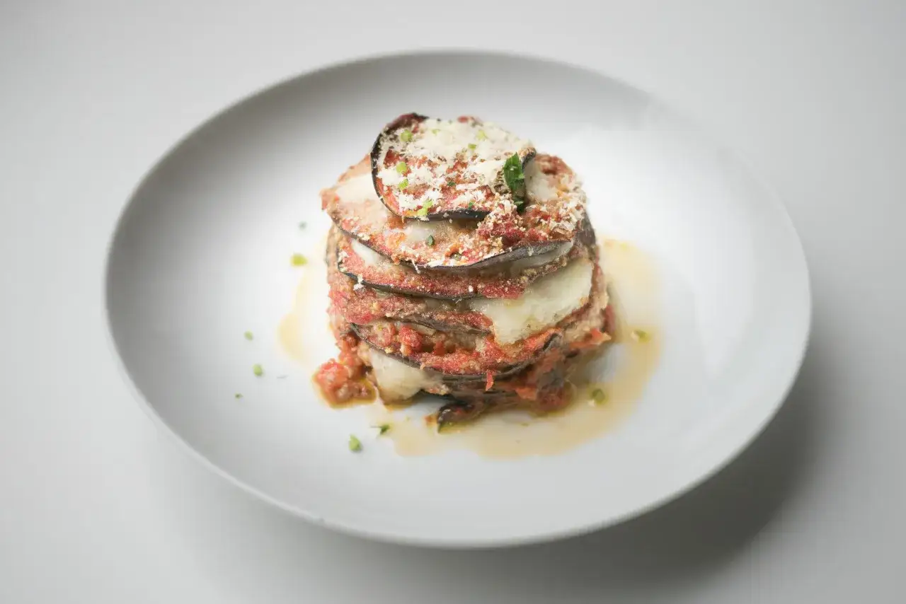 Gestapelte Melanzane alla Parmigiana, ein klassisches melanzane rezept original, mit Tomatensauce und Käse.